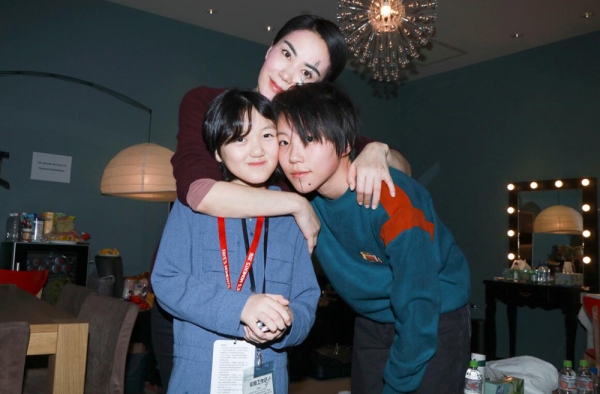 王菲李嫣逛街上演眼神杀 李嫣为何这么自信