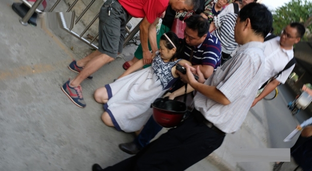 武汉一孕妇中暑倒地众人施救 高温外出要注意