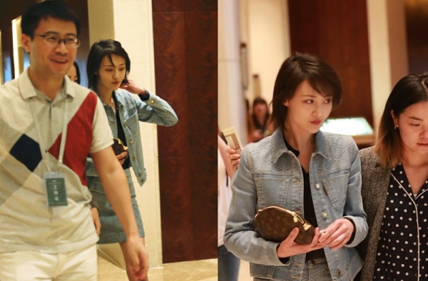 郑爽带替身出席活动 两人好似亲姐妹