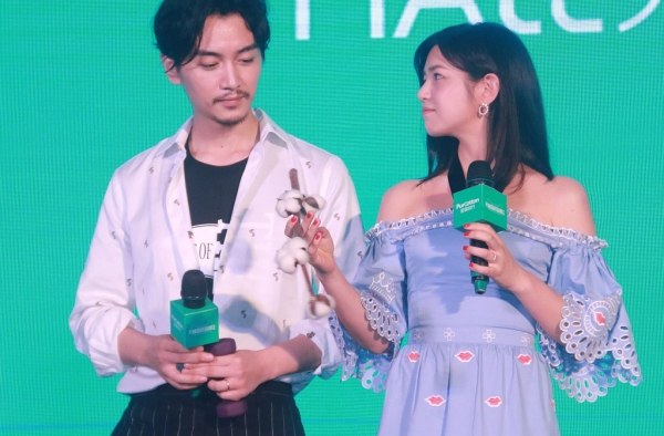 婚后首同框！陈晓陈妍希亲昵耳语秀恩爱