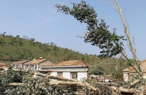 地震过后是龙卷风 内蒙古一村庄遭龙卷风侵袭一片废墟