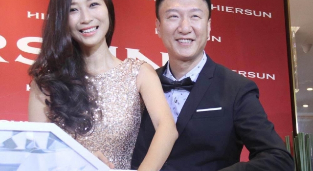 孙红雷老婆被曝私生活混乱 带妻子就餐孙红雷表情冷漠