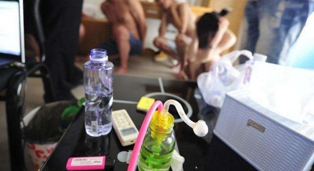 90后妈妈边哺乳边吸毒获致女儿染毒 网友：枉为人母！