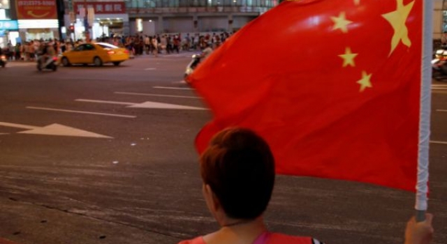 女生怒撕港独标语怎么回事？流利英文KO“港独”分子