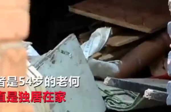 女儿回家看望父亲 没想到父亲已死家中