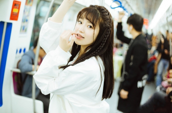 柴蔚地铁街拍 回眸一笑尽显少女灵动之美