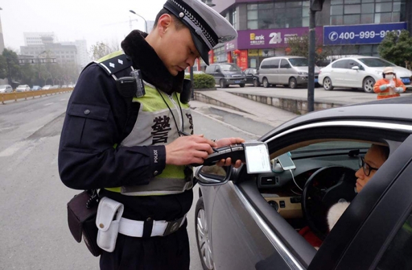 套牌奔驰车主生吞行驶证 网友：我不扶墙就服你！