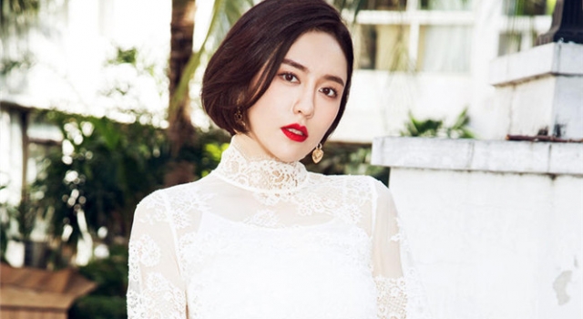 吕佳容夏日写真曝光 白色蕾丝大秀完美曲线
