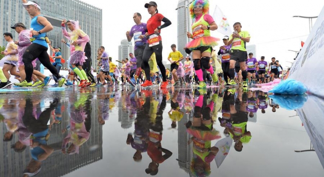 2017南京马拉松雨中开跑 选手奇装异服场面壮观