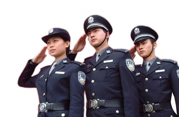 在逃嫌犯与警察当街对视 热心群众帮忙抓获
