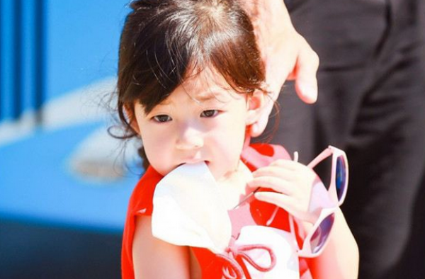 小泡芙幼时照片曝光 单眼皮女生也可以这么可爱