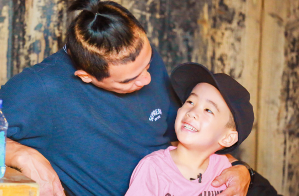 Jasper坐小推车软萌可爱 母子两萌萌哒