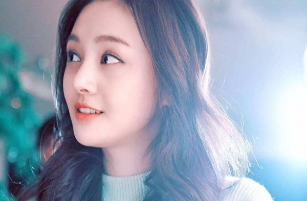 郑爽被酒店工作人员要签名 曾为粉丝签名蹲机场