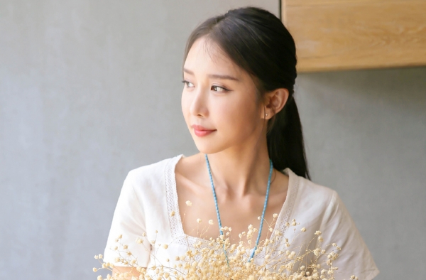 潘时七文艺写真曝光 低马尾恬静温婉