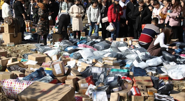 双十一高校快递包裹爆棚 每天派件近万件
