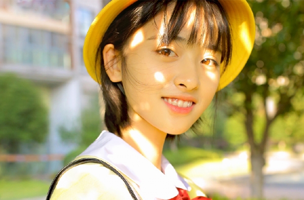 沈月写真秒变樱桃小丸子 头戴小黄帽活力满满
