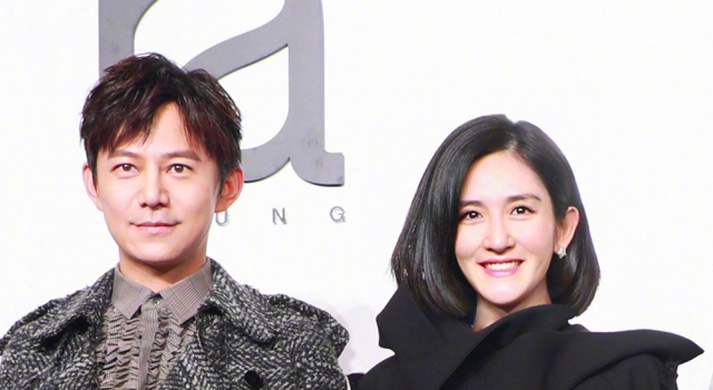 神错位何炅没戴耳环 助阵谢娜品牌何炅全程保护