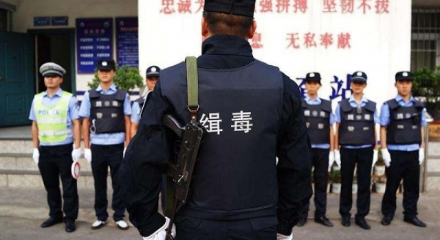 心疼！缉毒警被毒贩驾车碾压 忍痛大喊：还想当警察