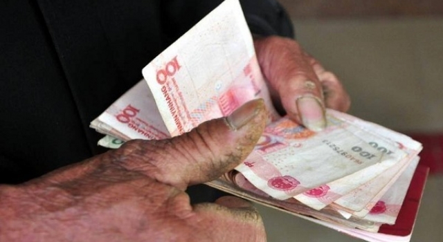 老人被要求证明活着 举着报纸拍照才能拿到养老金……