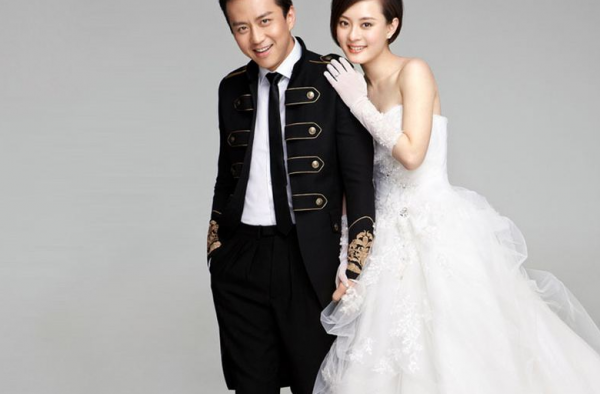 网友偶遇邓超孙俪逛街 两人结婚多年依然相爱