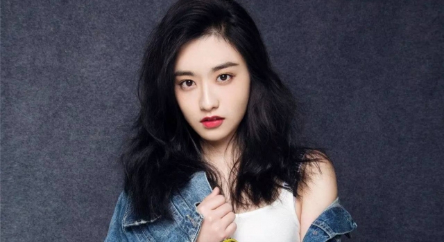 孙雪宁写真青春靓丽 小露香肩秀性感