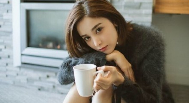 冬日里美女与咖啡很配 古力娜扎吕佳容又暖又美