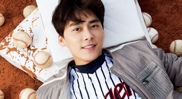 李易峰凝视李好亲吻太太 一脸状况外的表情