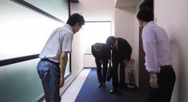 日本人面试礼仪视频走红 网友质疑：要把自己当奴隶？