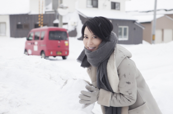 俞飞鸿雪中嬉戏 女神清爽短发雪地里撒欢庆生