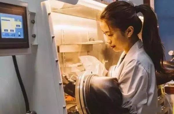 24岁博士毕业28岁成副院长 90后美女副院长刷屏