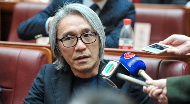 周星驰满头白发惹影迷心疼 明明才55岁看起来却像70