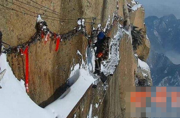 华山栈道绝壁扫雪 脚下万丈深渊也要护路