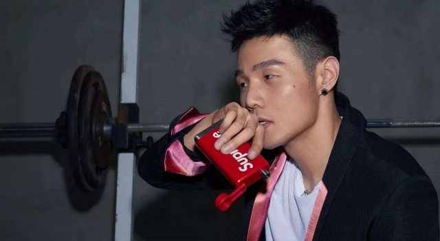 李荣浩回应表情包 称对自己的脸有误会