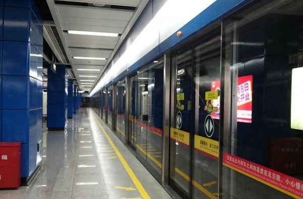 男子三次扒开屏蔽门拦地铁 网友：不报警就是纵容！