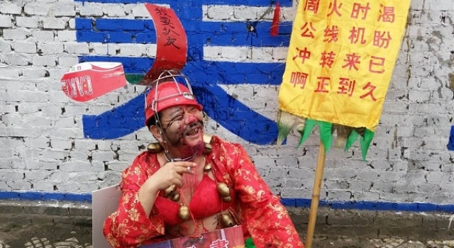 公公醉酒强吻儿媳妇惹争议 婚闹习俗扒灰又是什么鬼？