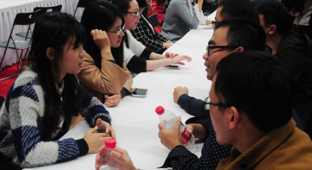 相亲会70多人当场牵手 路人一秒变情人