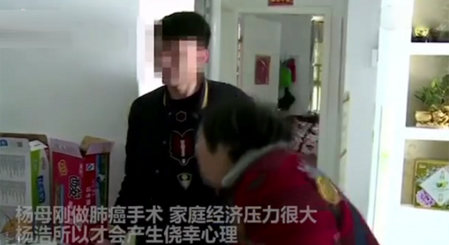 小伙撞人逃逸遭母亲训斥：犯了错就要认错 不能逃避