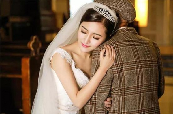 女孩和爷爷拍婚纱  看哭众网友的最美婚纱照
