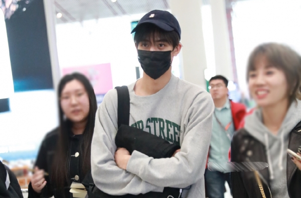 宋威龙机场照曝光 休闲穿搭也时尚