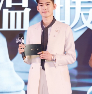 张翰《温暖的弦》定档发布会同款腕表 是怪物也是王者