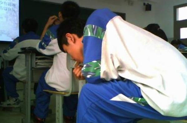 女孩上课偷吃仿佛看到上学时候的自己 谁都年少轻狂过