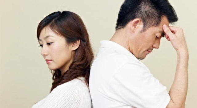 婆婆不准小夫妻要孩子 新婚之夜穿衣睡在小夫妻中间