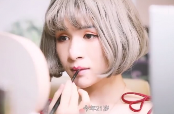 95后男主播反串美妆 不必在意他人的眼光