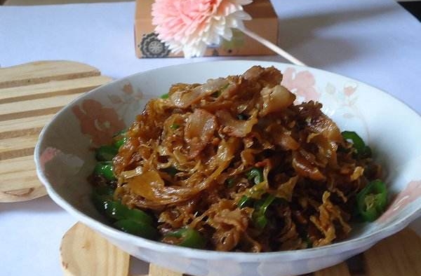 男子模仿抖音菜换肉 画风突变被十几个人群殴