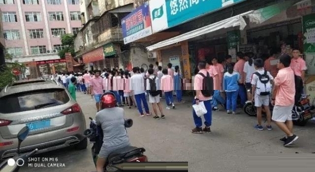 我早餐的蛋都被捏烂了 学校强制搜查学生书包真的好吗?