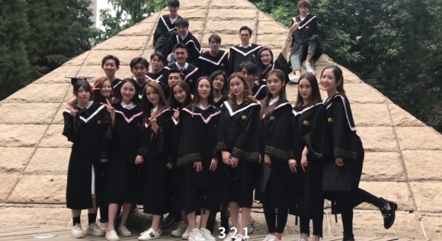 北影表演学院毕业合影 让你体验什么叫颜值暴击！