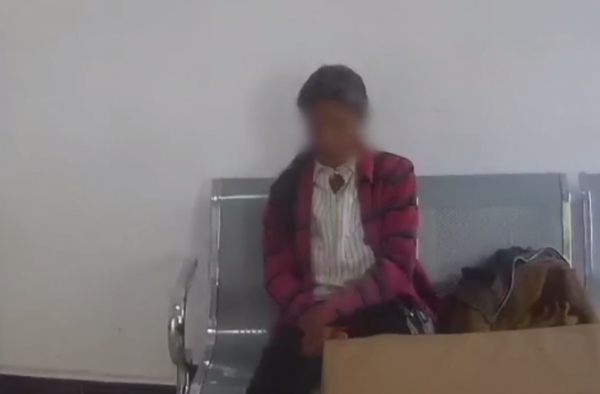 看望3年未见子女却扑空 老人徒步20多天走回家惹人心疼