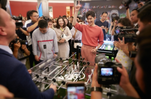 偶遇张翰出席活动 一身芥末黄穿搭展示好衣品