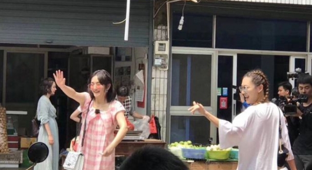 《妻子的浪漫旅行》最新路透曝光 谢娜应采儿手挽手现身录制
