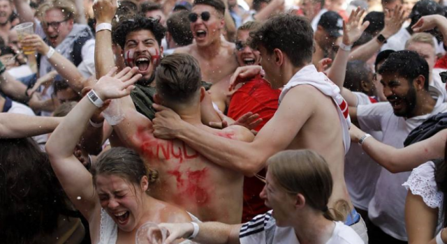 英球迷砸宜家庆祝，疯狂行为致女员工双手捂脸颤抖不止
